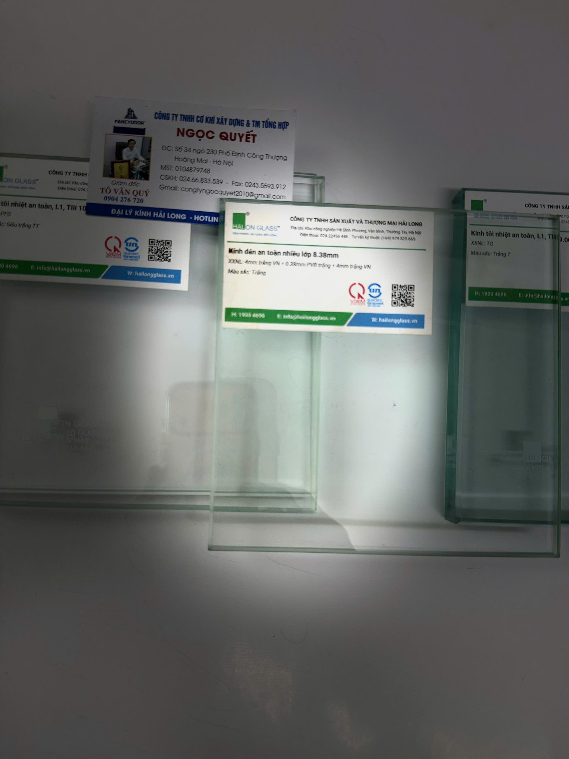 Mẫu kính cường lực và kính dán an toàn Halong Glass kèm thẻ thông tin sản phẩm trên nền trắng